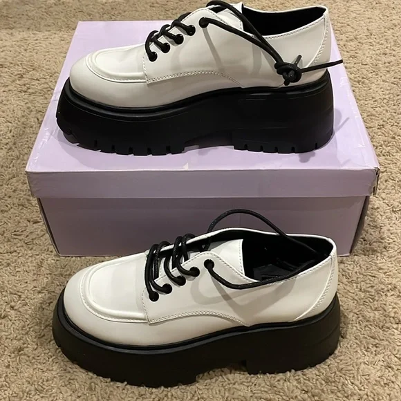 Madden Girl White and Black platform lace up Shoes. New in the box size 7 - Picture 2 of 6